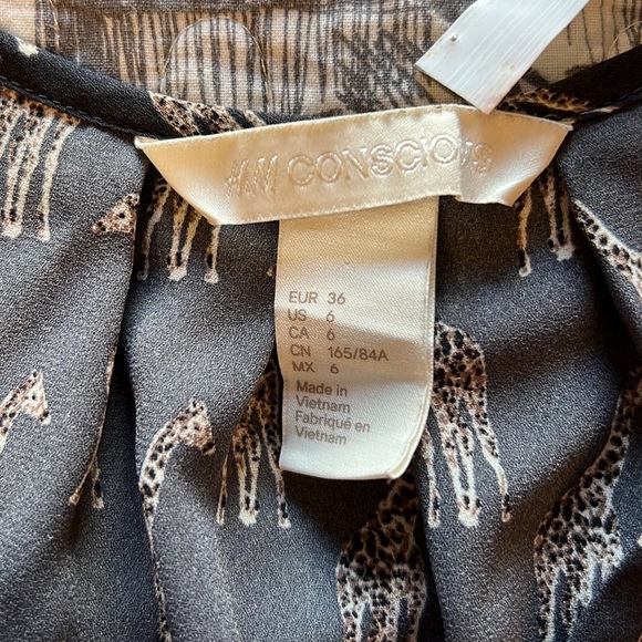 H&M 🦒 Giraffe Print Blouse, lightweight with cute shoulder details & pleats - Picture 10 of 11